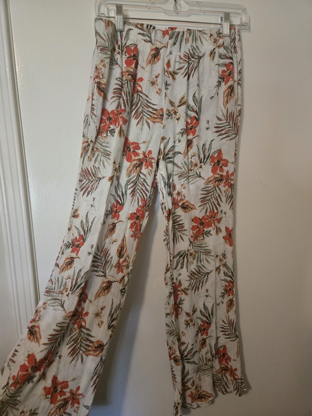one 5 one White Wide-Leg Pants with Coral & Green Floral Print